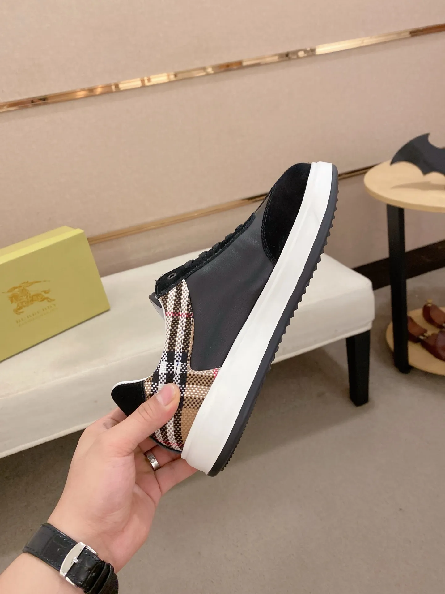 Men's shoes💰: 440💰🇮🇹🇮🇹The counters are synchronized with Burberry's top purchasing agents🔍🔍Synchronized sales. Positive code number: 38-44. Italian imported cowhide, fully imported sheepskin lining, sole: original sole provided by the original factory, exclusive movable molded sole, super comfortable, original factory follow-up order, 🔍🔍high quality, you can enter and leave the counter at will, welcome to compare (45 yuan for customization, no return or exchange)